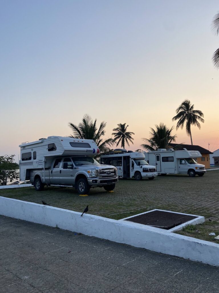 Camping sauvage sur un parking au bord d'un fleuve, Veracruz