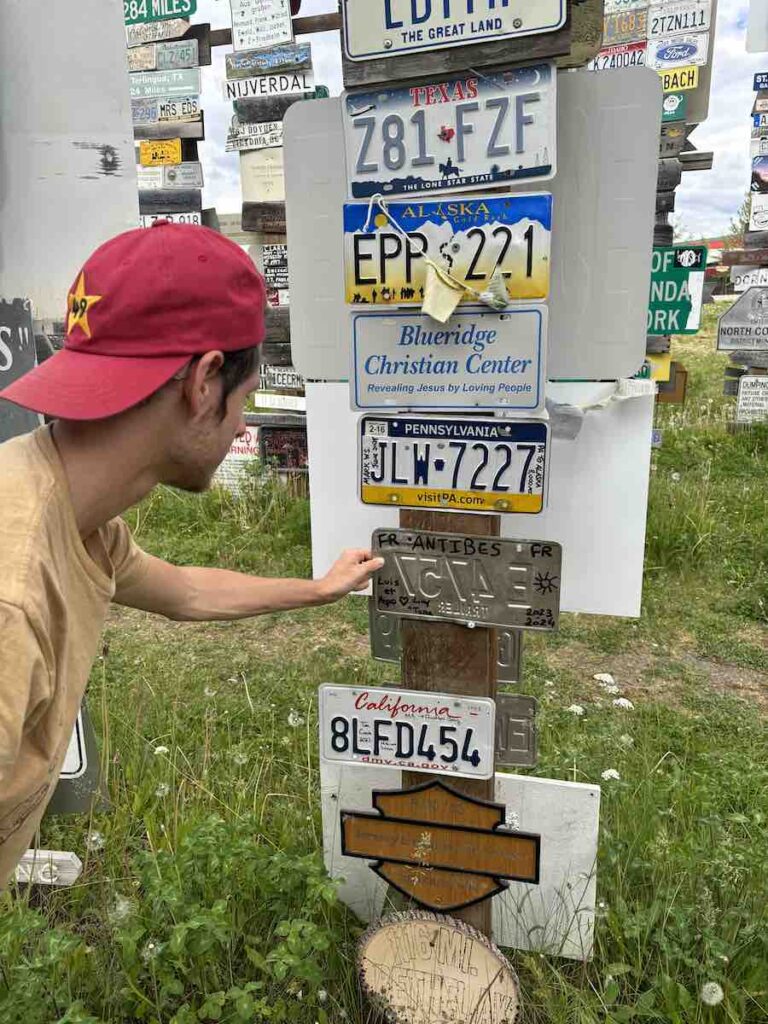 Notre plaque à la Sign Post Forest