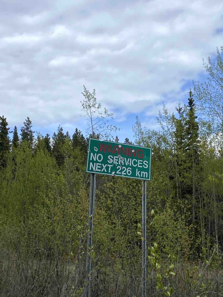 Panneau indiquant la prochaine station service sur l'Alaska Highway