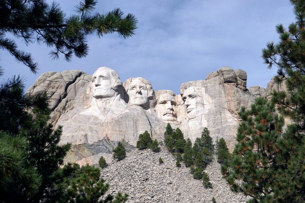 Vue panoramique du Mont Rushmore sous un ciel bleu