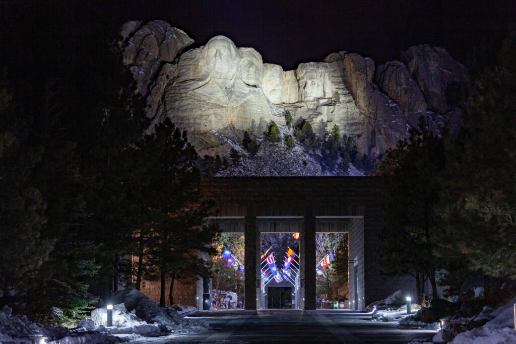 Mont Rushmore de nuit, éclairé