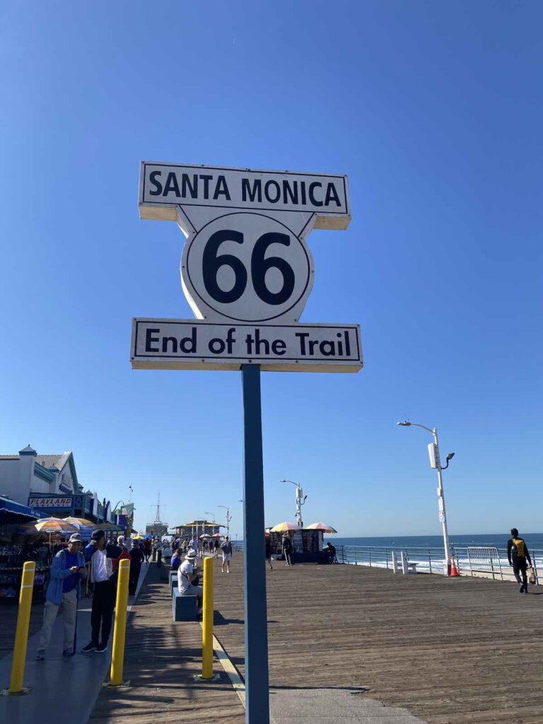 Panneau fin de la route 66 sur le Santa Monica Pier. 