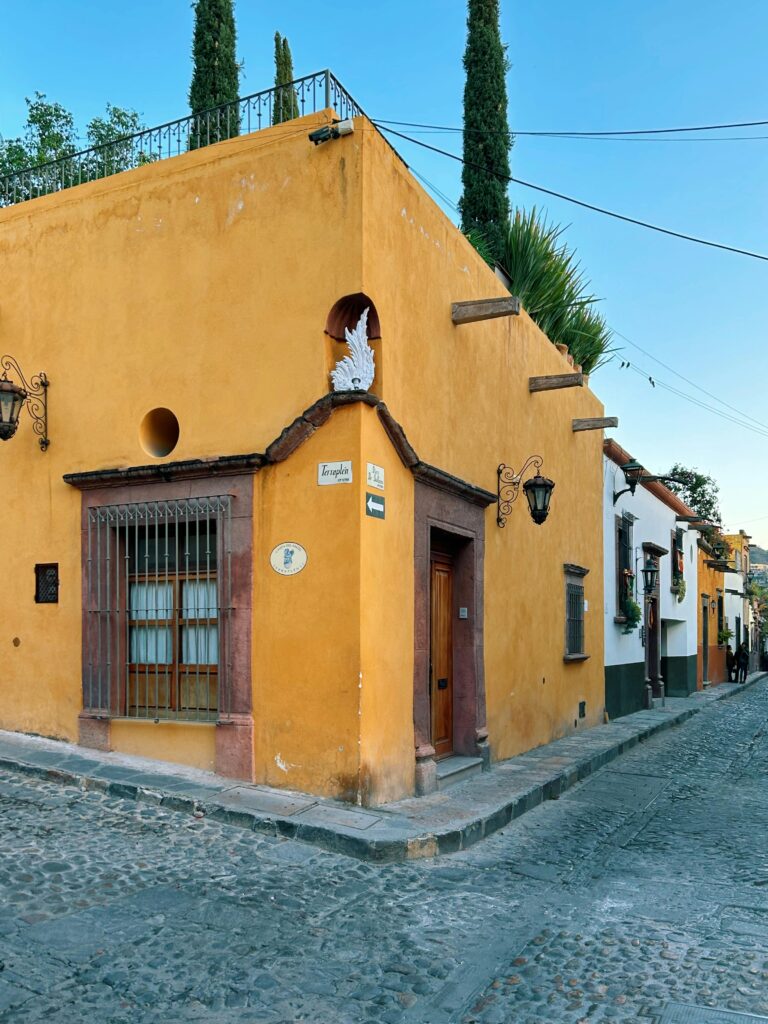 facade jaune d'une maison à San Miguel de Allende 