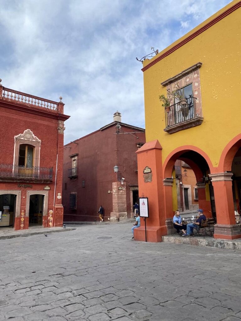 Place principale coloré avec des terrasses de café