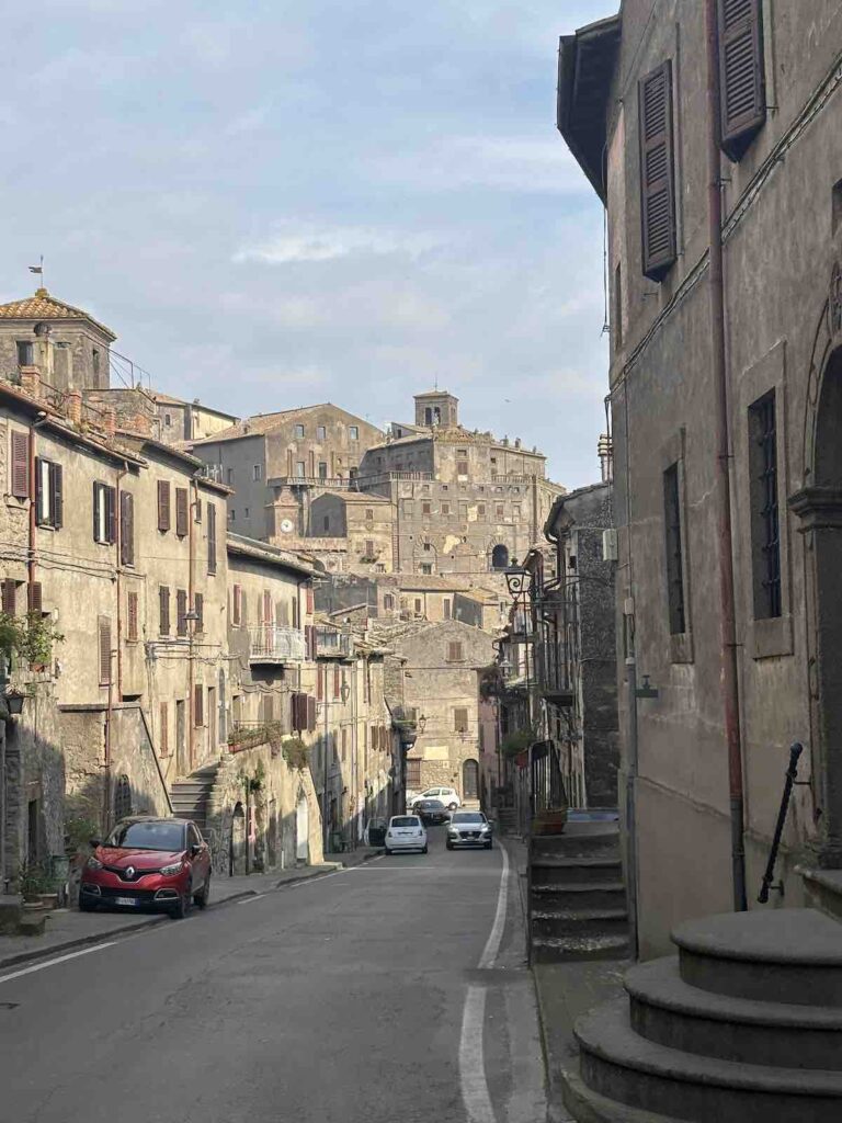 Rue étroite pour accéder au village de Bomarzo