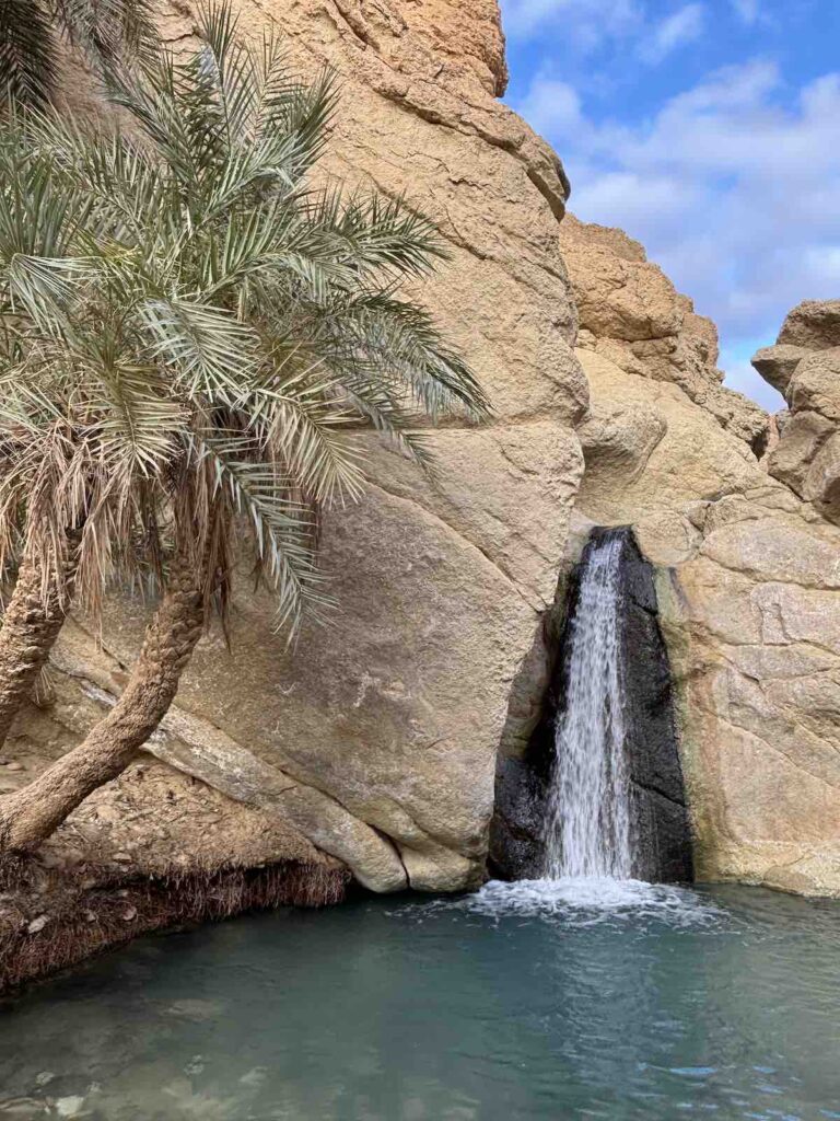Cascade de l'oasis de Chebika, sous le ciel bleu
