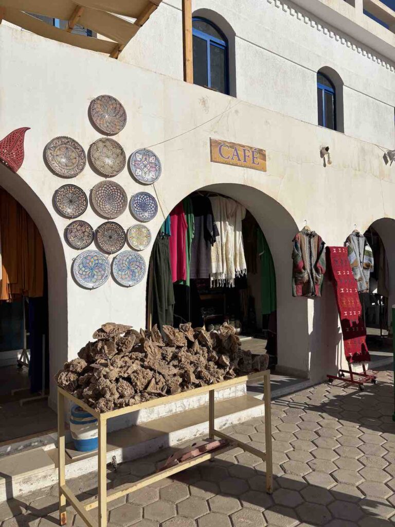 La place des arcades de Douz avec des boutiques