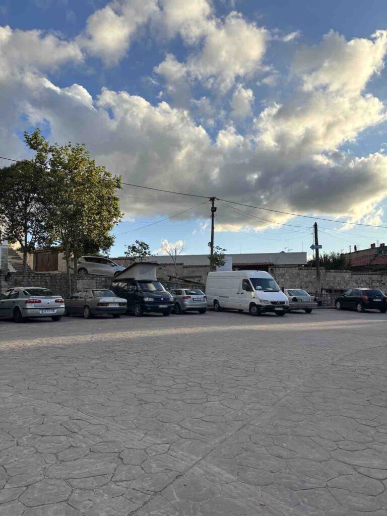 Notre van garé sur les hauteurs de Tirana