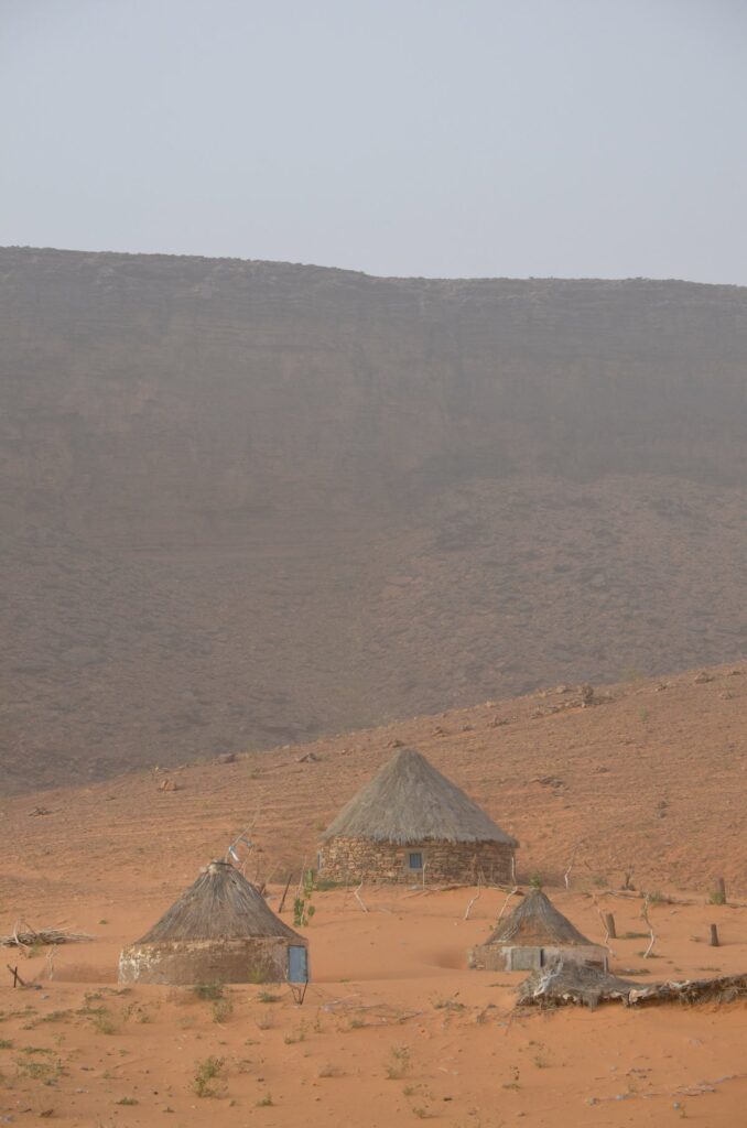 Maisons typiques mauritaniennes dans le désert