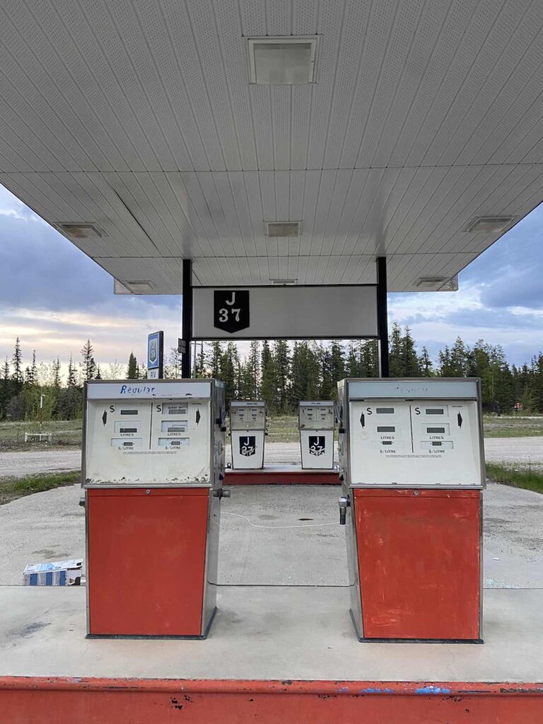Station service abandonnée sur la route vers l'Alaska