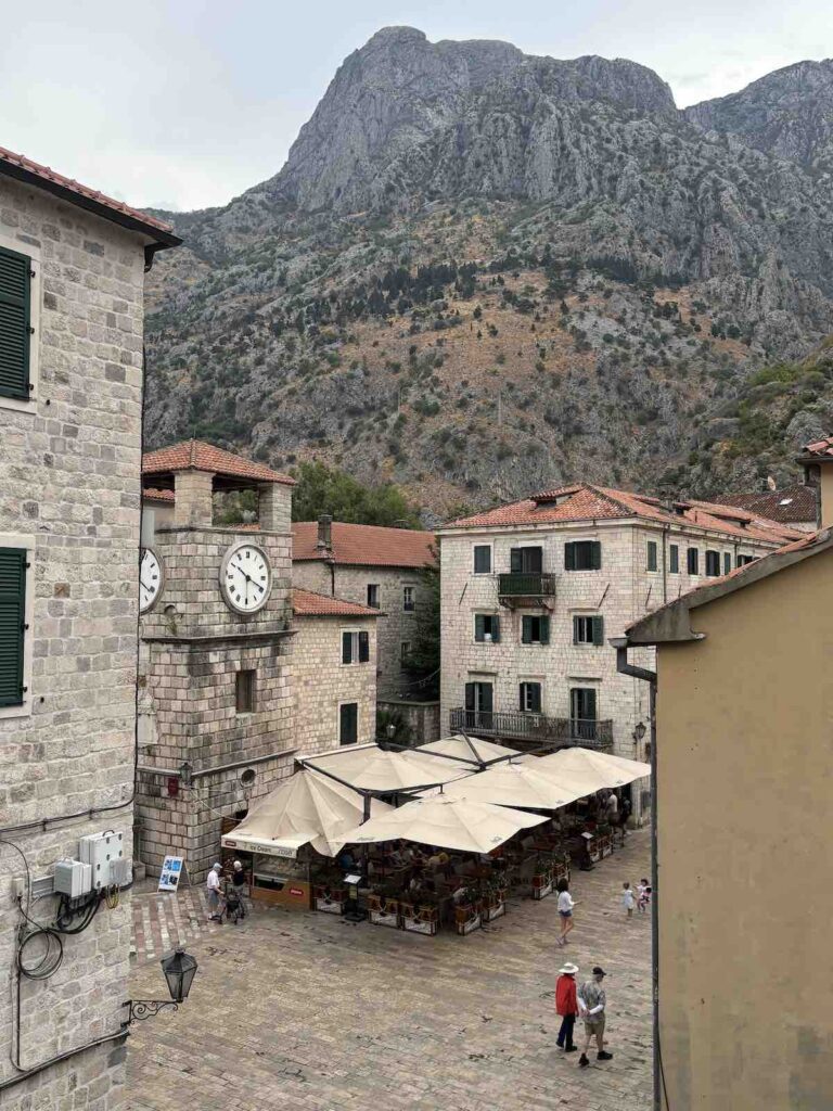 ville de kotor, place avec église